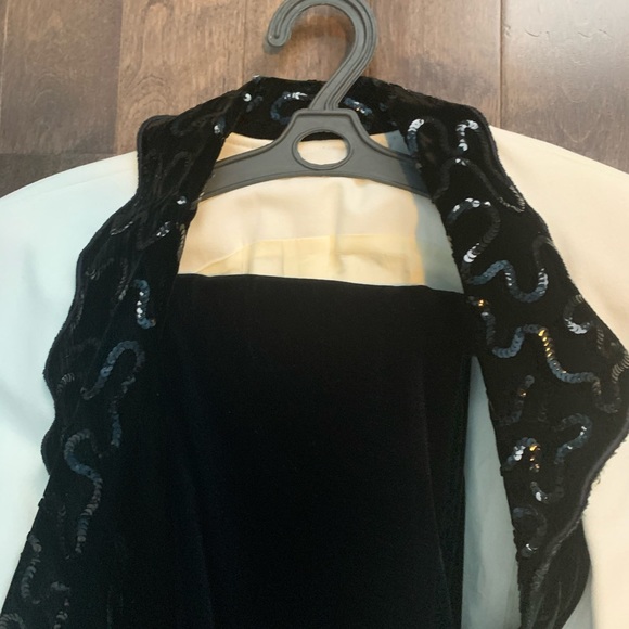 White and black skirt 2 pieces suite - Picture 4 of 4